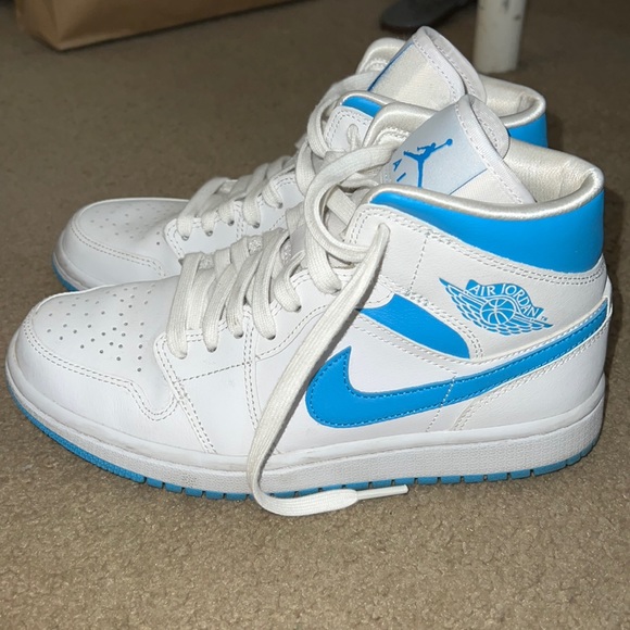 Jordan 1 Mid UNC size 7 in Womens - Picture 1 of 4